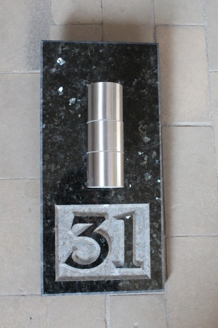 Hausnummer, beleuchtet. Dunkel Labrador Granit, 22 x 47 cm