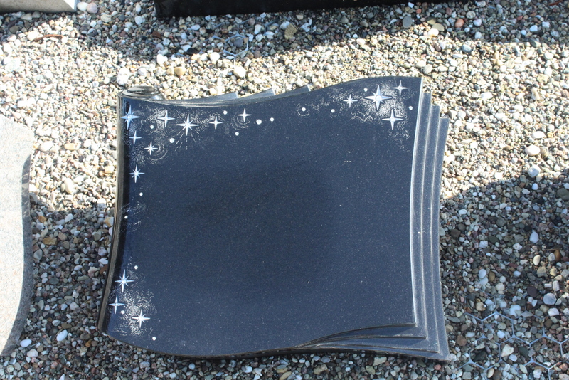 Nr. 38, 50 x 40 x 12 cm, Absolut Black mit Sarovskisteinen