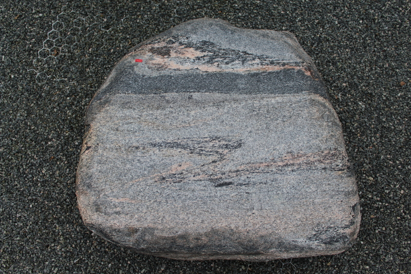 Nr. 42, 85 x 85x 15cm, Naturstein Findling Granit